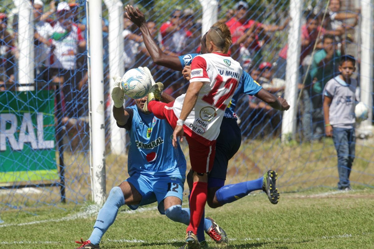 En un explosivo encuentro en el estadio La Asunción, Deportivo Mictlán igualó 3-3 contra Municipal. (Foto Prensa Libre).