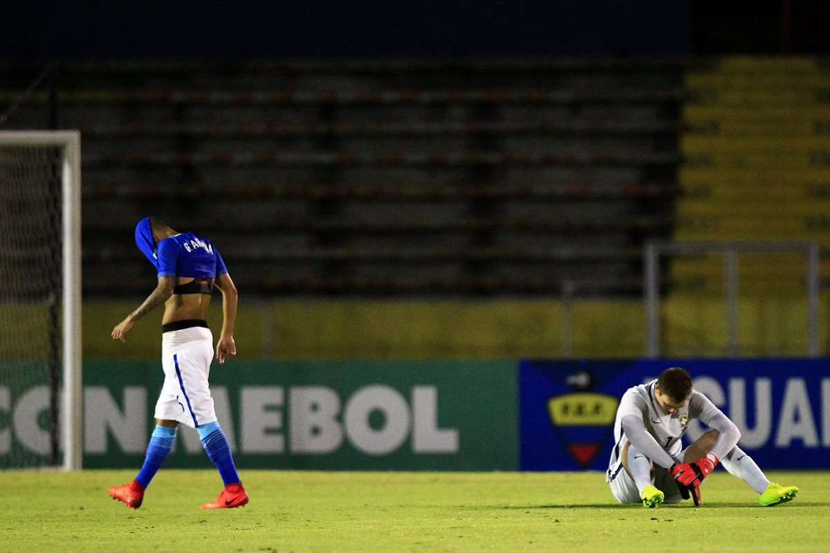 Los jugadores de Brasil Guilherme Arana (i) y Lucas Perri (d), mostraron su tristeza tras la eliminación. (Foto Prensa Libre: EFE)