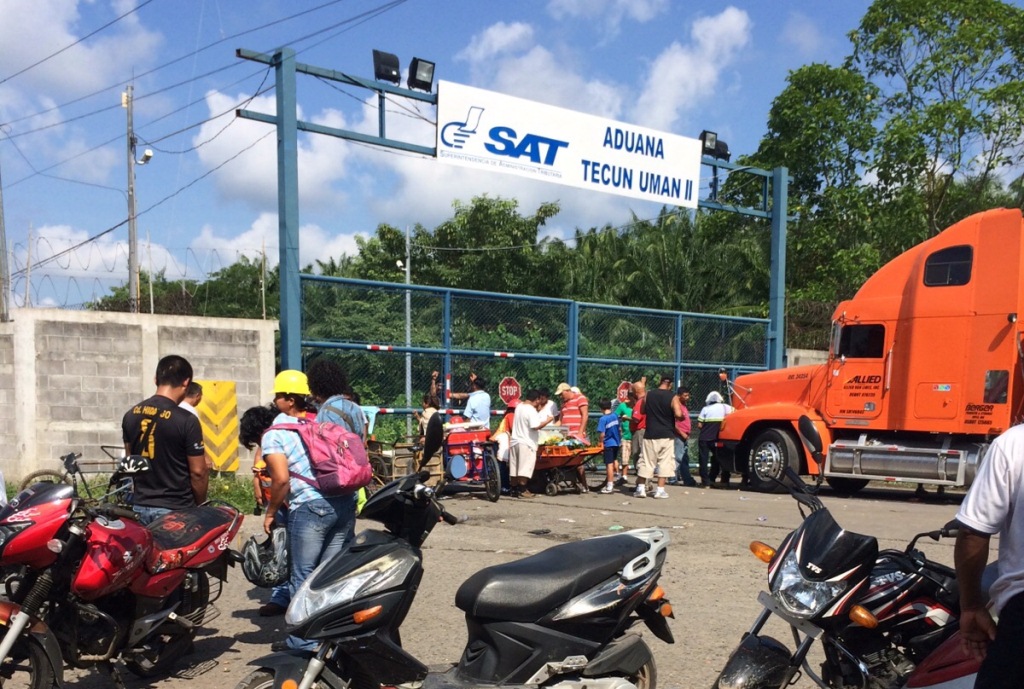 Transportistas impiden ingreso a aduana dos de Tecún Umán, San Marcos. (Foto Prensa Libre: Alexánder Coyoy)