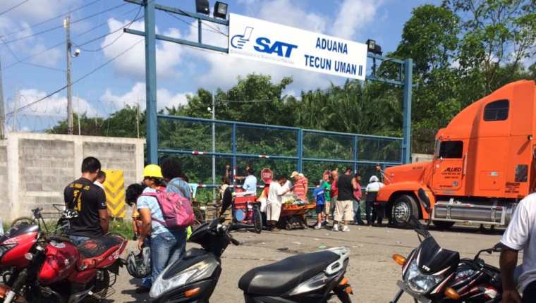 Transportistas impiden ingreso a aduana dos de Tecún Umán, San Marcos. (Foto Prensa Libre: Alexánder Coyoy)