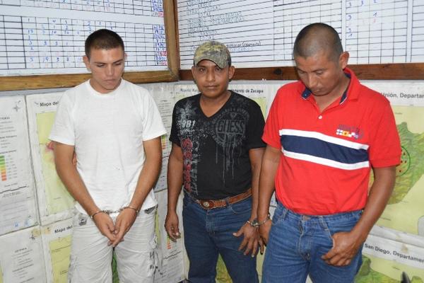 Los tres capturados con armas y municiones en Río Hondo, Zacapa. (Foto Prensa Libre) <br _mce_bogus="1"/>
