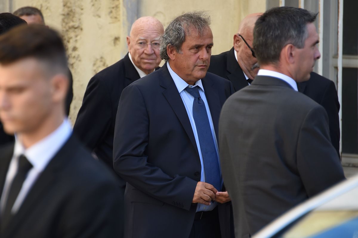 El ex presidente de la Uefa, Michel Platini, ingresa al tribunal supremo suizo que rechazó un recurso. (Foto Prensa Libre: AFP)
