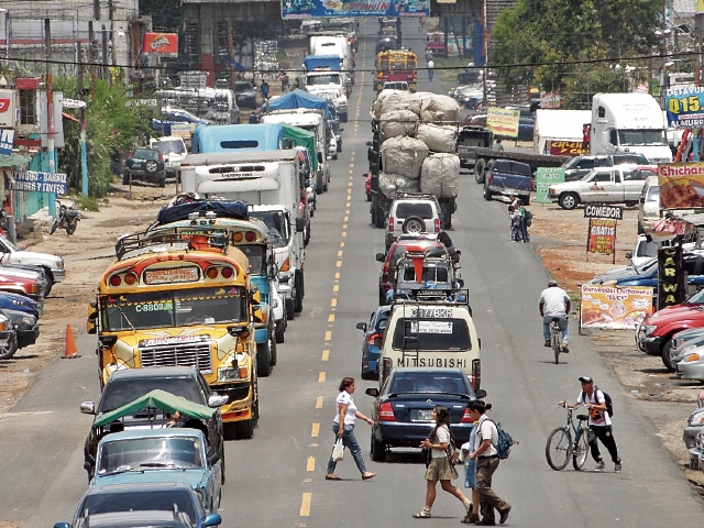 El desorden vial reina en el trayecto de la cabecera de Chimaltenango, donde conductores pierden hasta hora y media para cruzar los 10 km de zona urbana. (Foto Prensa Libre: José Rosales).
