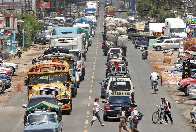 El desorden vial reina en el trayecto de la cabecera de Chimaltenango, donde conductores pierden hasta hora y media para cruzar los 10 km de zona urbana. (Foto Prensa Libre: José Rosales).
