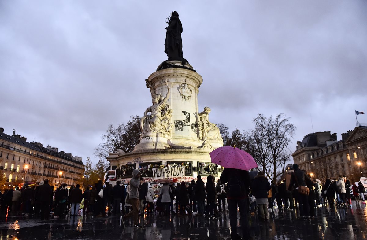 Franceses se concentran en la Plaza de la República, en París, para recordar a víctimas de atentados. (AFP)