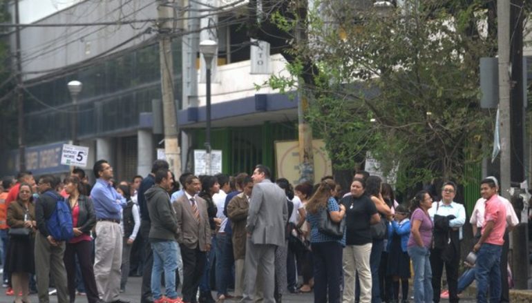 El movimiento provocó que los mexicanos saliera de casas y edificios. (Foto Prensa Libre: AP)