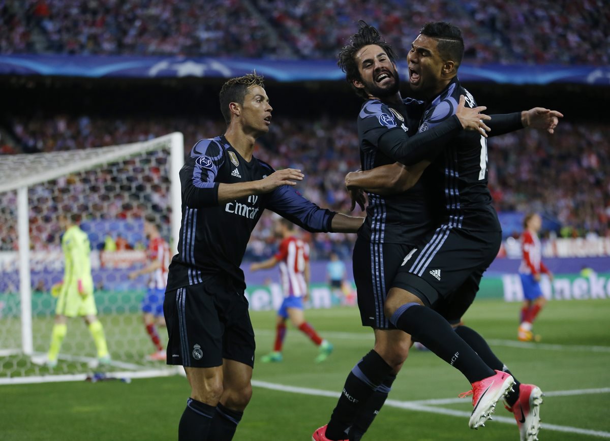 Isco -al centro- recibe el abrazo de Casemiro mientras observa Cristiano Ronaldo.