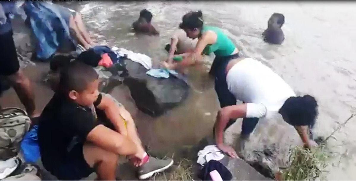 Migrantes hondureños aprovechan el agua del río Grande, en Zacapa, para bañarse y lavar ropa. (Foto Prensa Libre: Mario Morales)