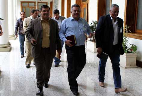 Un grupo de alcaldes   de  Santa Rosa salen de la reunión que sostuvieron con el presidente Otto Pérez Molina.