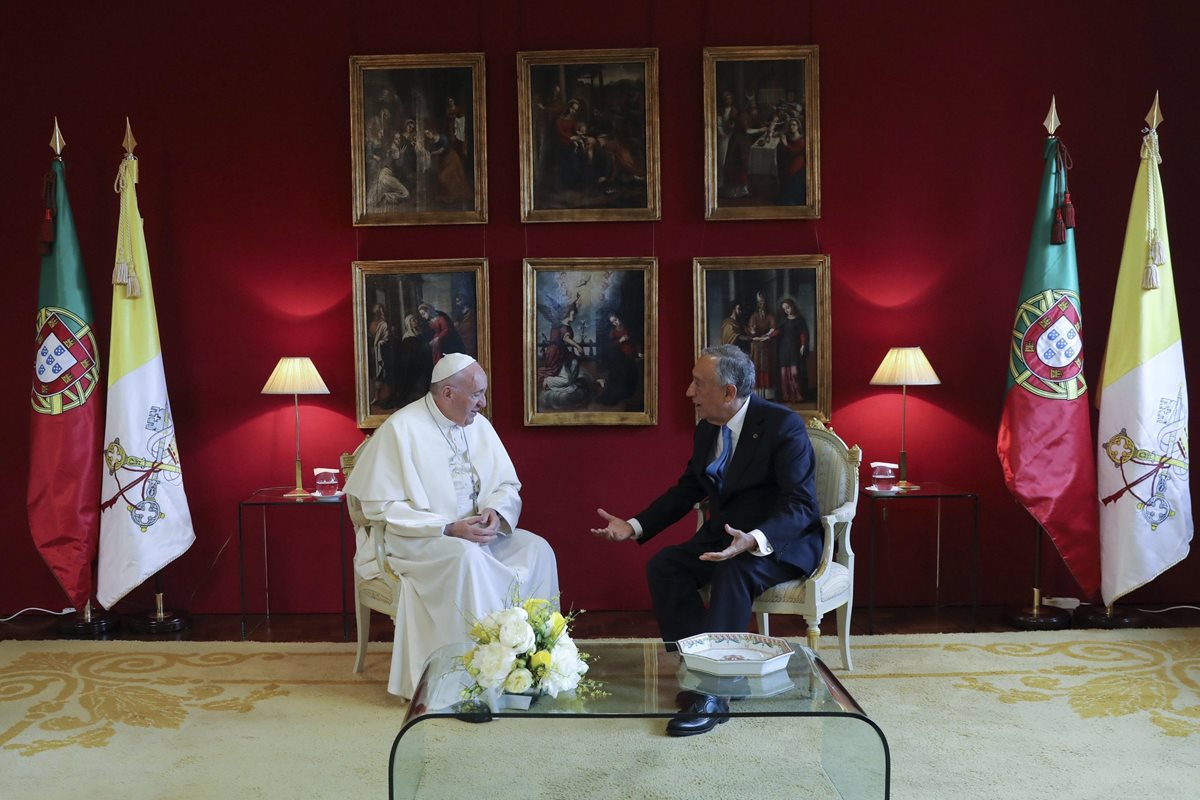 Papa reza por la paz mundial frente a la Virgen de Fátima