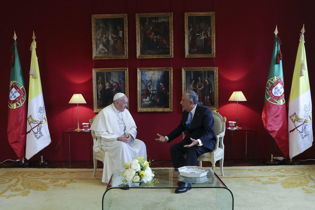 El papa Francisco es recibido por el presidente portugués, Marcelo Rebelo de Sousa. (Foto Prensa Libre: EFE)