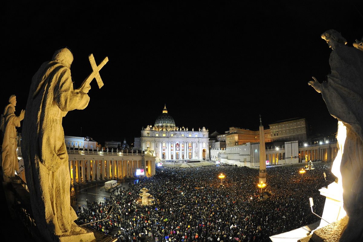 Vista de la Plaza de San Pedro del Vaticano durante el anuncio de la elección del Papa Francisco. (Foto: AFP)