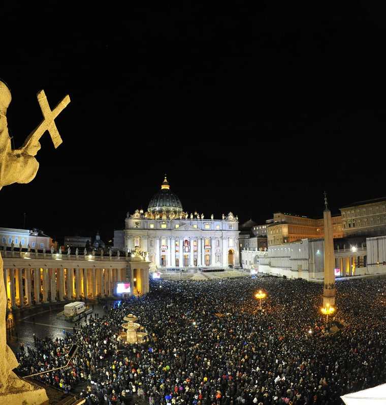 Vista de la Plaza de San Pedro del Vaticano durante el anuncio de la elección del Papa Francisco. (Foto: AFP)