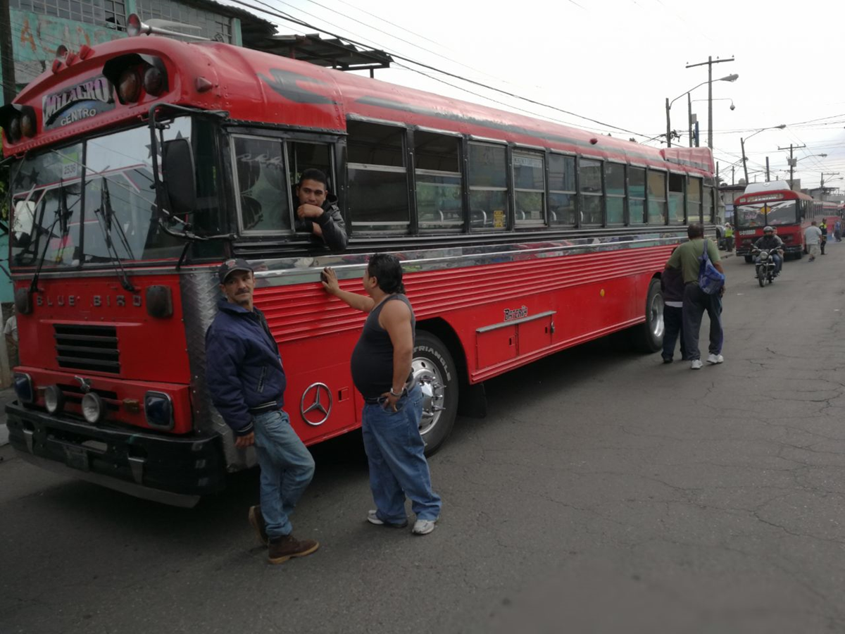 Pilotos de autobuses de las rutas 21 y 22, en Mixco, paralizaron el servicio, luego se fue restableciendo poco a poco. (Foto Prensa Libre: Estuardo Paredes)