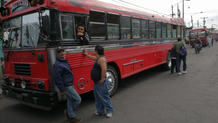 Pilotos de autobuses de las rutas 21 y 22, en Mixco, paralizaron el servicio, luego se fue restableciendo poco a poco. (Foto Prensa Libre: Estuardo Paredes)