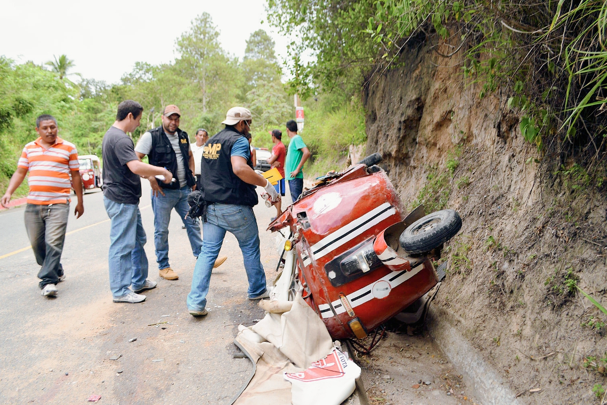 Agentes del Ministerio Público y vecinos observan cómo quedó el mototaxi, Santa Rosa de Lima, Santa Rosa. (Foto Prensa Libre: Oswaldo  Cardona)