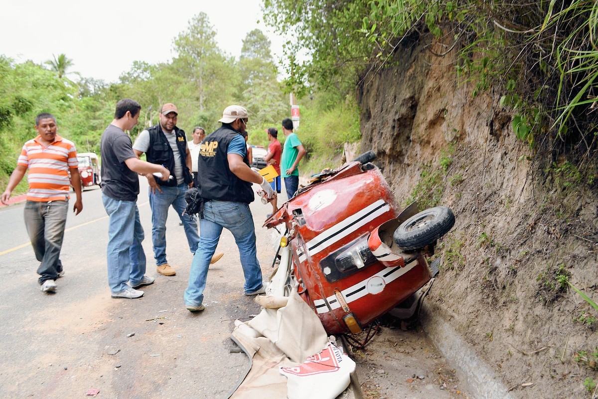 Agentes del Ministerio Público y vecinos observan cómo quedó el mototaxi, Santa Rosa de Lima, Santa Rosa. (Foto Prensa Libre: Oswaldo  Cardona)