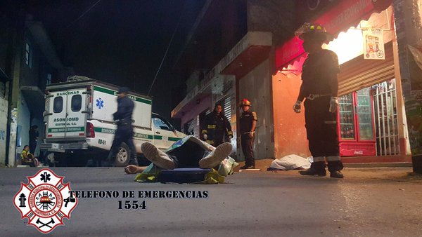 Frente a una tienda quedaron los cuerpos de las dos personas fallecidas por ataque armado(Foto Prensa Libre: Bomberos Departamentales)