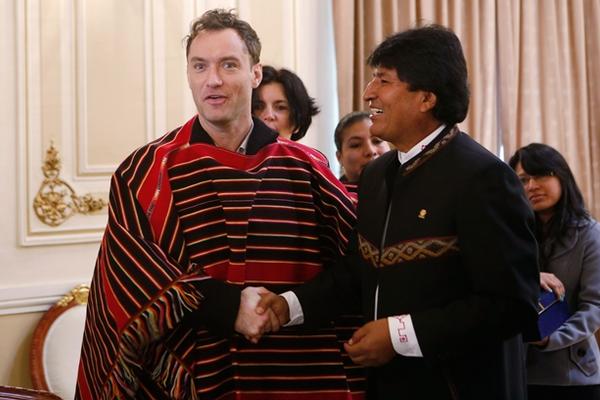 El presidente de Bolivia le regaló un poncho típico boliviano al actor británico en su visita a esa nación suramericana. (Foto Prensa Libre: AP)