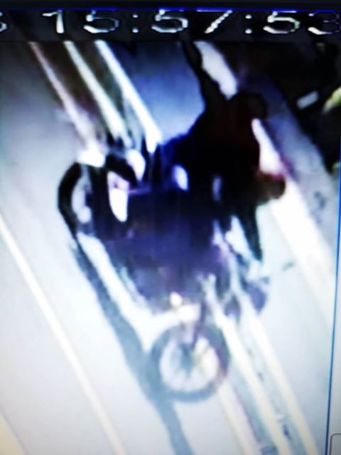 Una cámara captó el momento en que un sujeto dispara contra un bus en la zona de Xela. (Foto Prensa Libre)