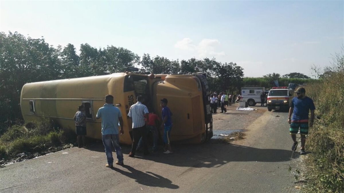 Autobús volcó en el km 100, ruta al suroccidente, en Santa Lucía Cotzumalguapa. (Foto Prensa Libre: Enrique Paredes)
