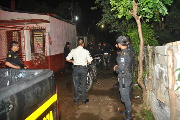 Autoridades buscan evidencias en el lugar donde ocurrió ataque armado en Retalhuleu. (Foto Prensa Libre: Jorge Tizol)<br _mce_bogus="1"/>