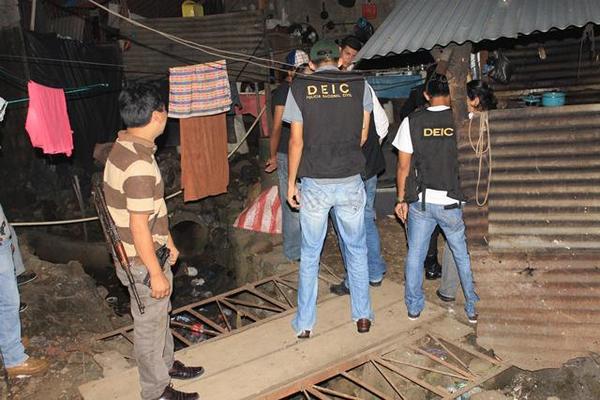 Las autoridades investigan la muerte de mujer en Escuintla. (Foto Prensa Libre: Enrique Paredes).