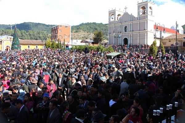 Decenas de pobladores acudieron al cambio de autoridades de los 48 cantones de Totonicapán. (Foto Prensa Libre: Édgar Domínguez).