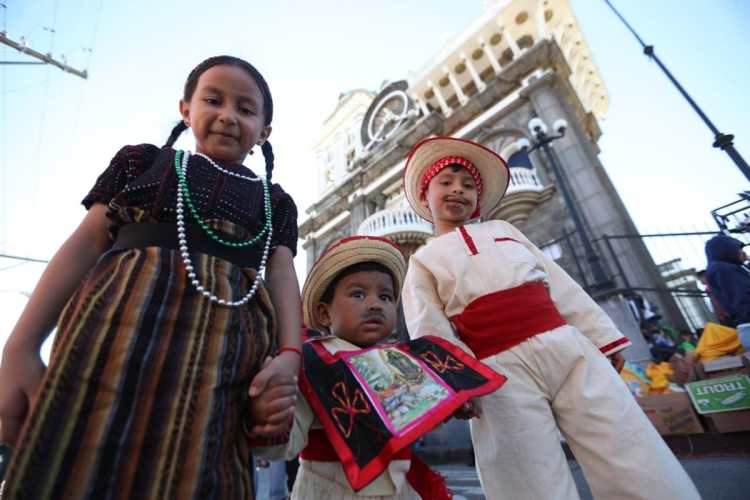 Muchísimos niños portando trajes típicos acuden en familia para pedir la protección y bendición de la “Morenita”