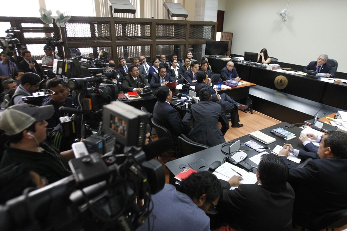 Medios de comunicación esperan el comienzo de la audiencia de etapa intermedia en el Juzgado de Mayor Riesgo B. (Foto Prensa Libre: Paulo Raquec)