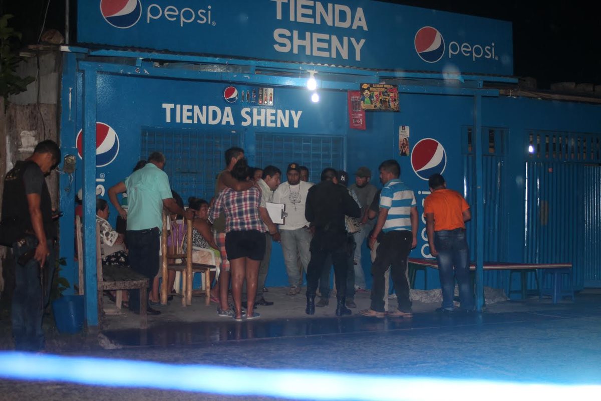 Agentes de la PNC resguardan escena del crimen en San Benito, Petén, donde murió un hombre. (Foto Prensa Libre: Rigoberto Escobar)