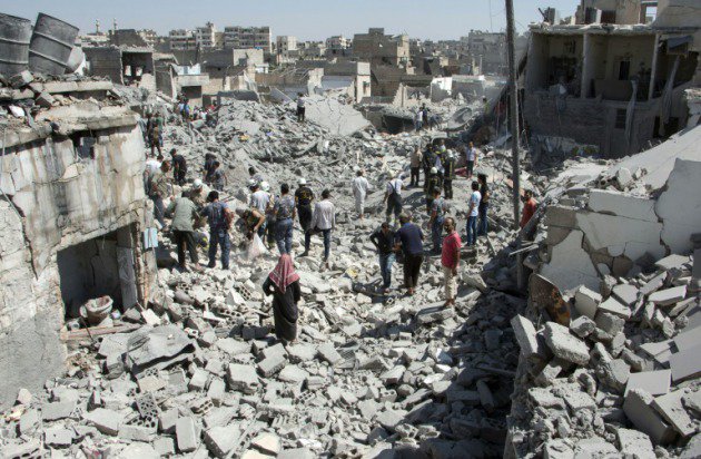 Bombardeo contra rebeldes destruye viviendas en Alepo, Siria. (Foto Prensa Libre: AFP)
