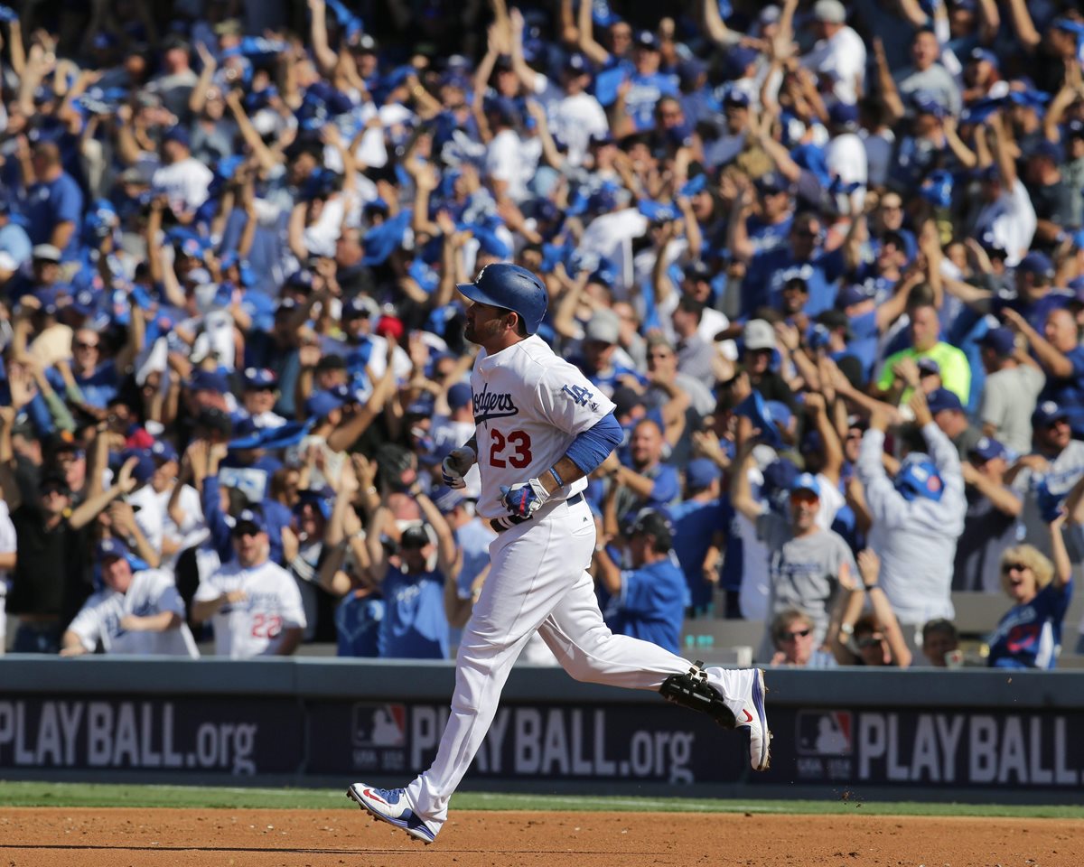 Adrián González corre luego de pegar el jonrón ganador con el que los Dodgers igualaron la serie frente a los Cachorros. (Foto Prensa Libre: EFE).