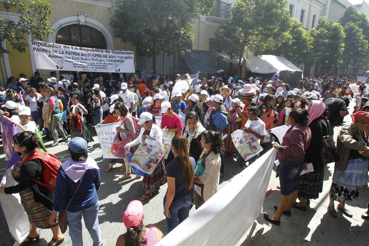 Mujeres exigen en la sede del Congreso de la República, en zona 1, apoyo a leyes que erradiquen la violencia. (Foto Prensa Libre: Paulo Raquec)