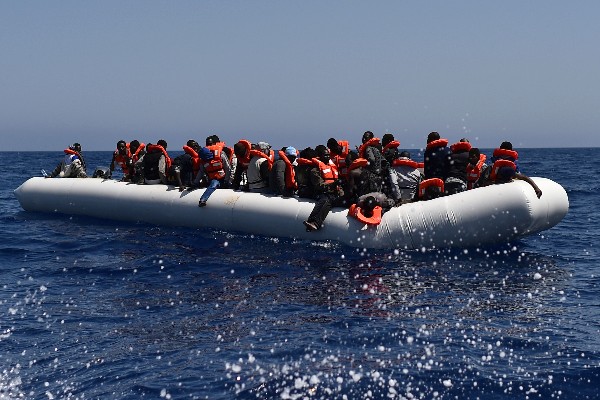 Refugiados esperan ayuda durante una operación de rescate.(AFP)