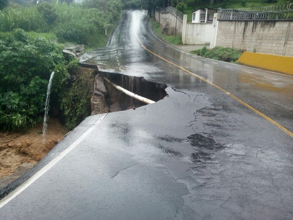 La fuerte lluvia provocó un socavamiento en la ruta de Acatán hacia Cristo Rey, Santa Catarina Pinula. (Foto Prensa Libre: PMT SCP)