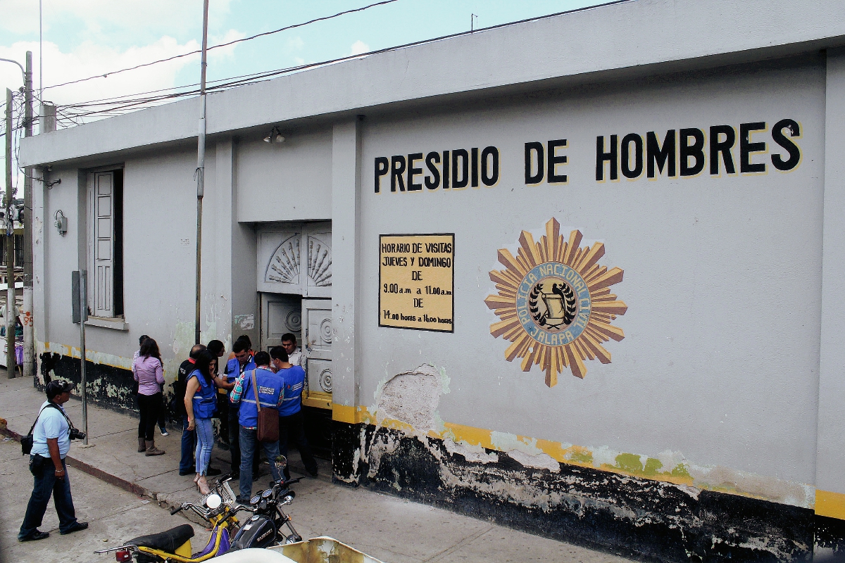 Personal de la Procuraduría de los Derechos Humanos ingresa al Centro Preventivo de Jalapa, para verificar las condiciones de los reclusos. (Foto Prensa Libre: Hugo Oliva)
