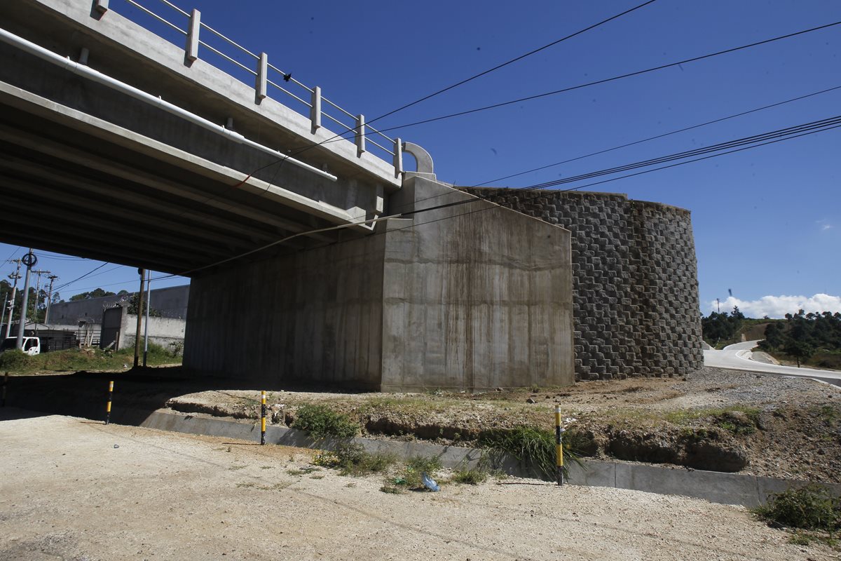 Construcción del tramo carretero que unirá el kilómetro 19 de la ruta al Pacífico con la 38 y 42 calle de la calzada Atanasio Tzul, en la zona 12 capitalina. (Foto Prensa Libre: Paulo Raquec)