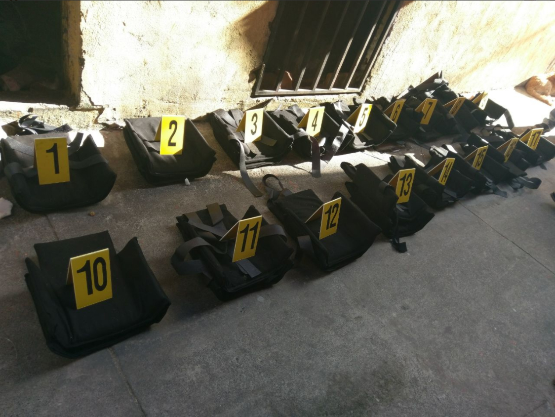 La Policía encontró 17 réplicas de chalecos antibalas en un operativo efectuado en Mixco. (Foto Prensa Libre: Ministerio Público).