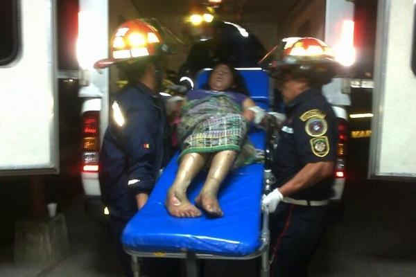 Bomberos atienden a Yeimi López Gómez, herida por la explosión. (Foto Prensa Libre: Bomberos Municipales Departamentales)<br _mce_bogus="1"/>