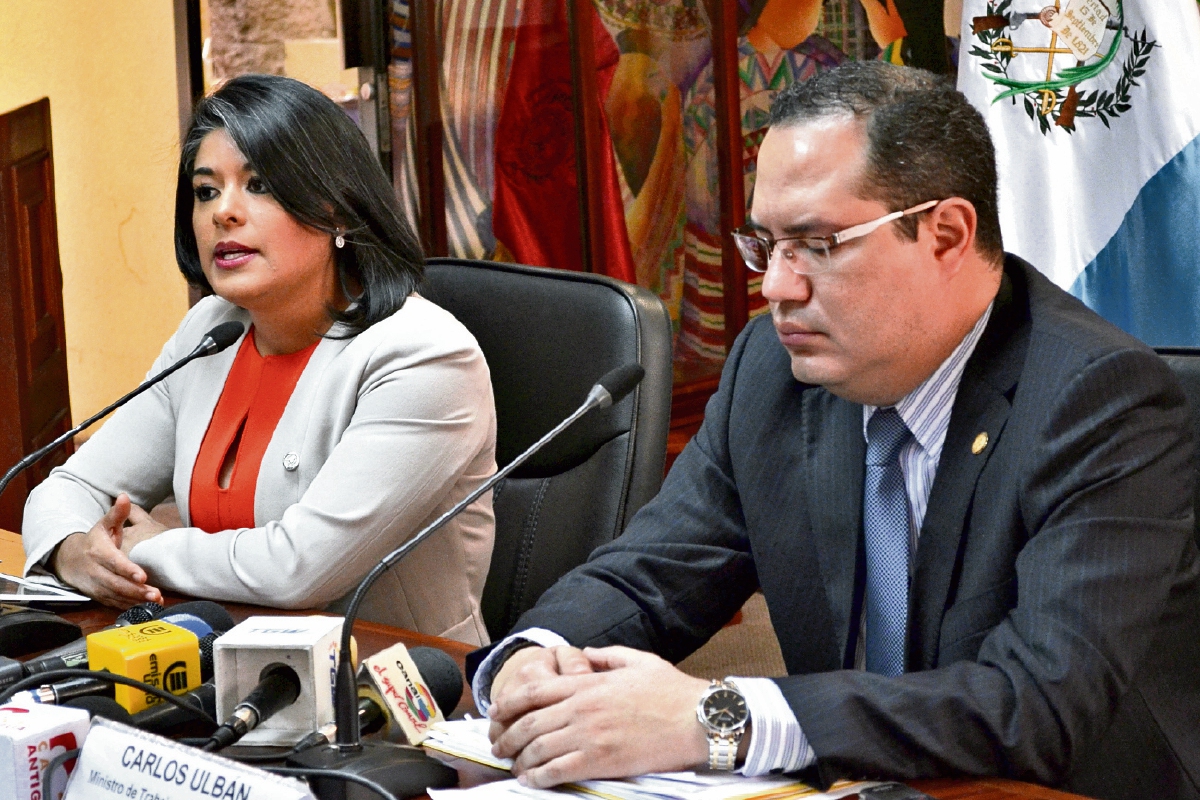 elsa Ávalos y Carlos Ulbán, del Ministerio de Trabajo, informaron sobre el plan operativo. (Foto Prensa Libre: CORTESÍA mintrab)