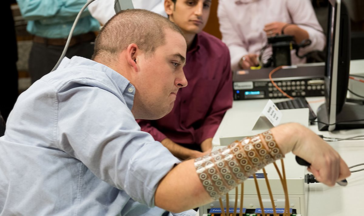 Esta nueva tecnología utiliza algoritmos que interpretan la actividad cerebral y la transmiten a una especie de manga que cubre el antebrazo. (Foto Prensa Libre, EFE)