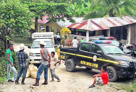 MP y PNC hacen las investigaciones, luego de haberse cometido la matanza de siete personas  en tres aldeas de Morales, Izabal, donde la noche del viernes ingresó un grupo armado. (Foto Prensa Libre: Edwin Perdomo)