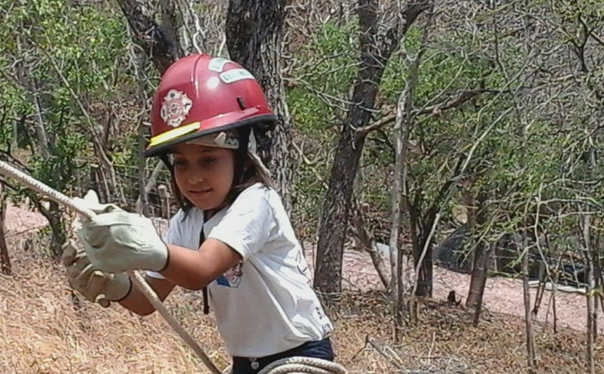 Niña de brigada infantil de bomberos participa en capacitación, en Río Hondo, Zacapa. (Foto Prensa Libre: Víctor Gómez)