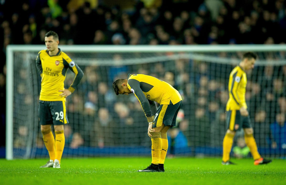 Los jugadores de Arsenal Alexis Sanchez, Granit Xhaka y Laurent Koscielny lamentan la derrota frente al Everton. (Foto Prensa Libre: EFE)