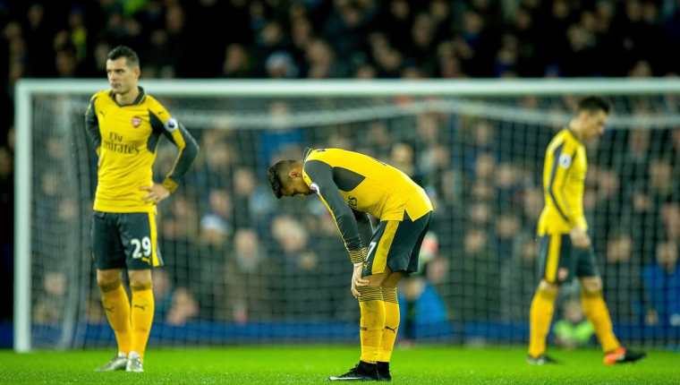 Los jugadores de Arsenal Alexis Sanchez, Granit Xhaka y Laurent Koscielny lamentan la derrota frente al Everton. (Foto Prensa Libre: EFE)