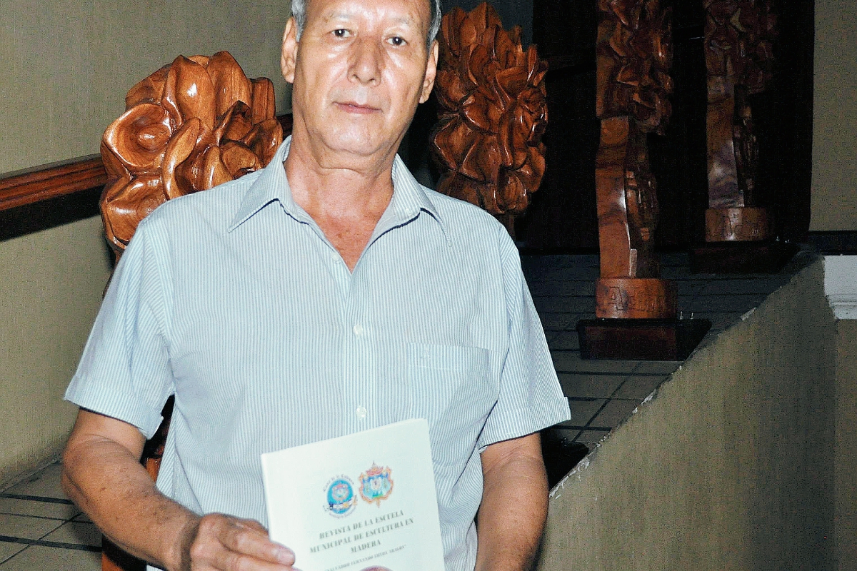 El artista guatemalteco Salvador Imery recibe homenaje en Coatepeque, Quetzaltenango. (Foto Prensa Libre: Édgar Girón)