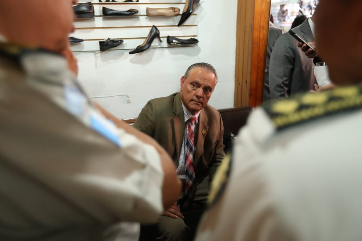 En el interior de la zapatería Conceptos, el Ministro de Salud, Carlos Soto, se le veía con el rostro desencajado. (Foto Prensa Libre: Esbin García)