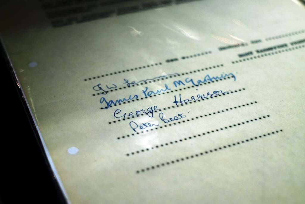 Se vende el primer contrato de Los Beatles, que corresponde a la sesión para grabar el sencillo My Bonnie. (Foto Prensa Libre: AFP)