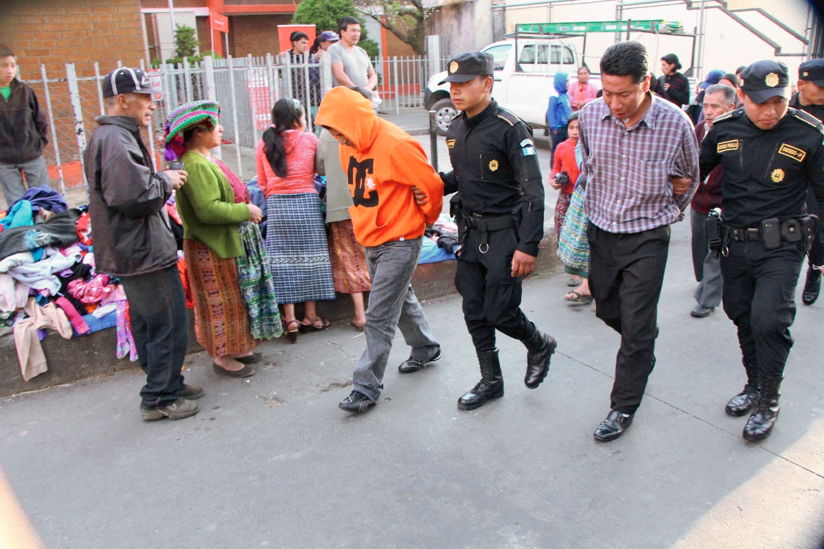 Fermín Sapón  y Antolino  Modesto Ordóñez, dos de los cuatro condenados por el linchamiento de un hombre. (Foto Prensa Libre: Édgar Domínguez)